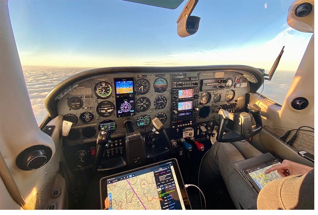 Cabina de aeronave tripulada en misión de captura