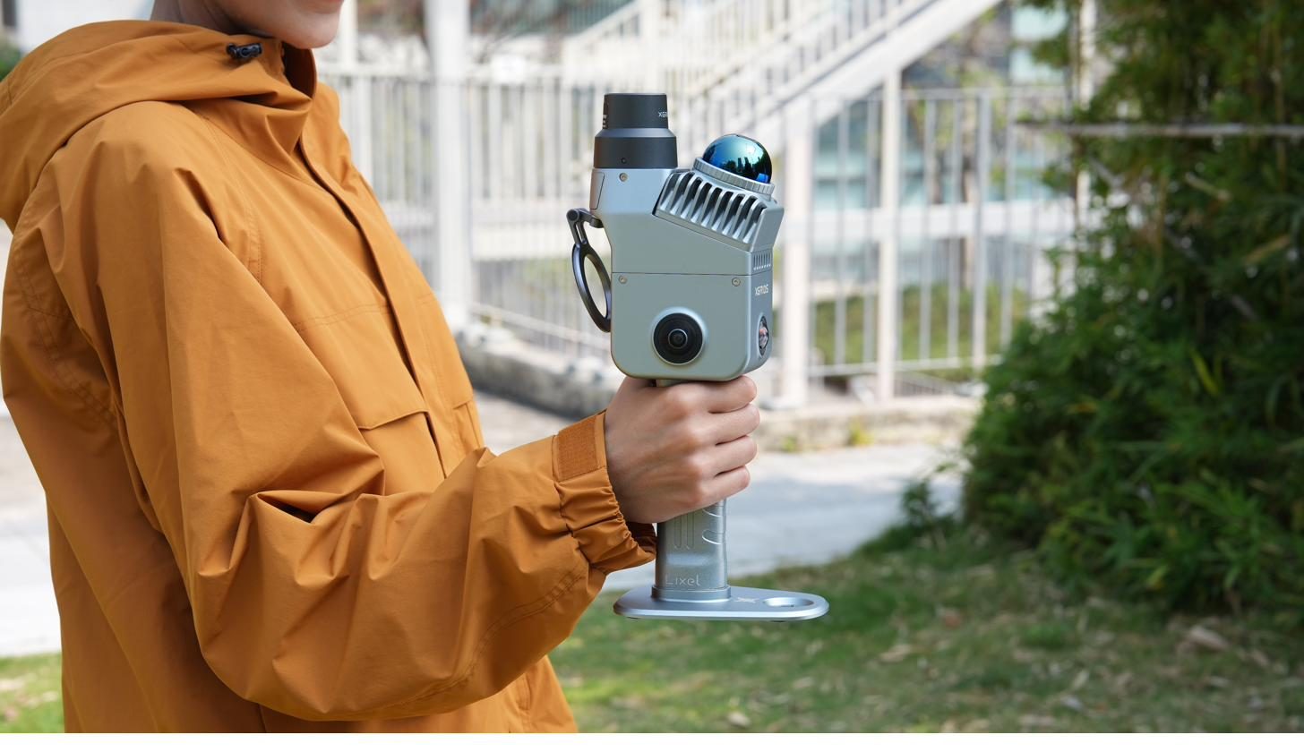 Operador escaneando con Lixel K2