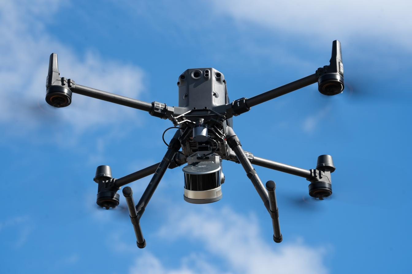 Lixel L2 Pro montado en dron en vuelo